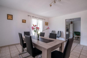 Spacious house in the country with pool & wifi